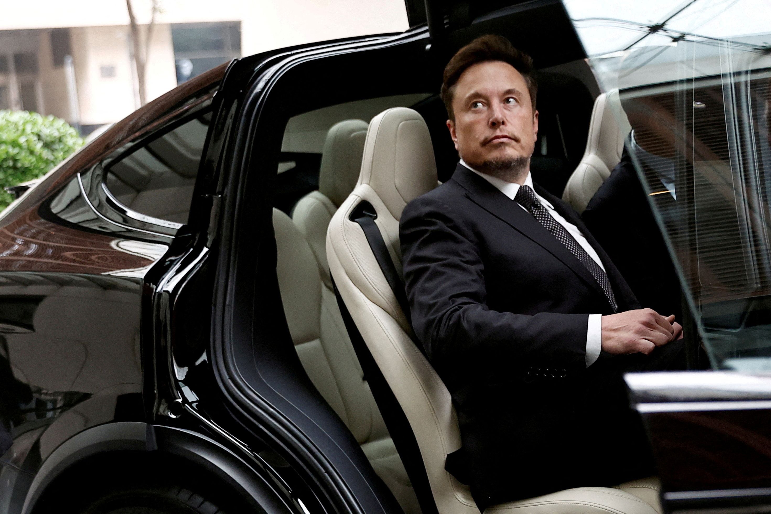 Las acciones de Tesla bajaron un 5% después del anuncio de los despidos. (REUTERS)