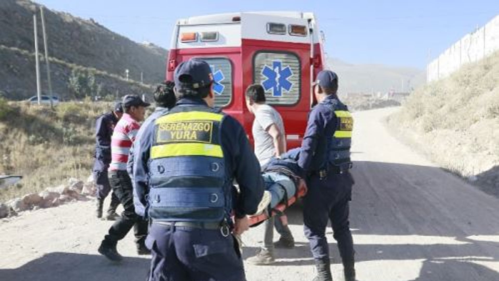 Serenos, efectivos policiales de rescate y representantes de Cruz Roja llegaron hasta la zona del accidente.