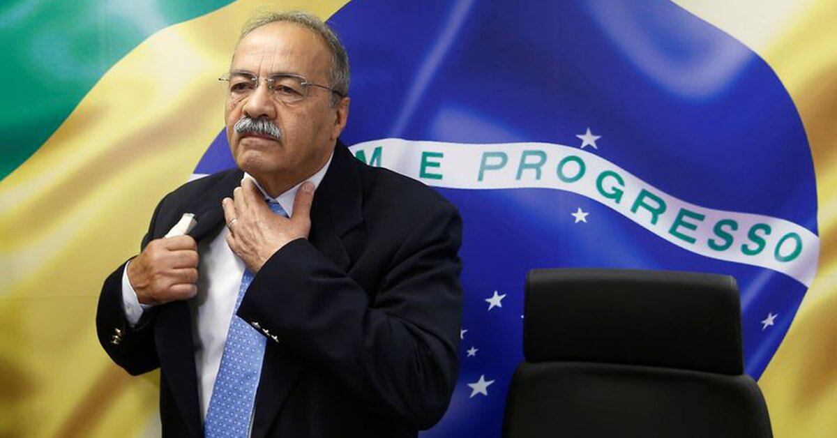 Photo of Un senador brasileño intentó esconder dinero entre sus nalgas cuando irrumpió en una casa