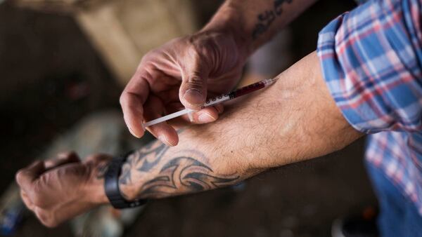 La adicción a los opiáceos abre las puertas al consumo de la heroína, su versión más barata en el mercado negro (AFP)