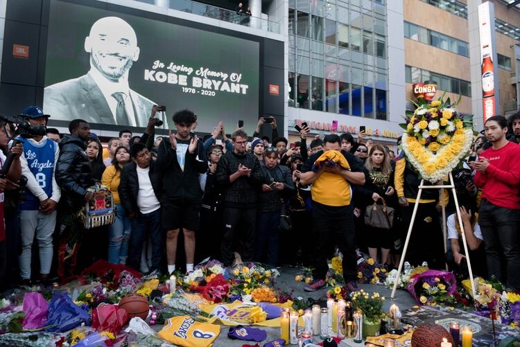 Los fanáticos se reunieron en Los Ángeles para presetnar sus respetos al ex jugador de los Lakers - USA TODAY