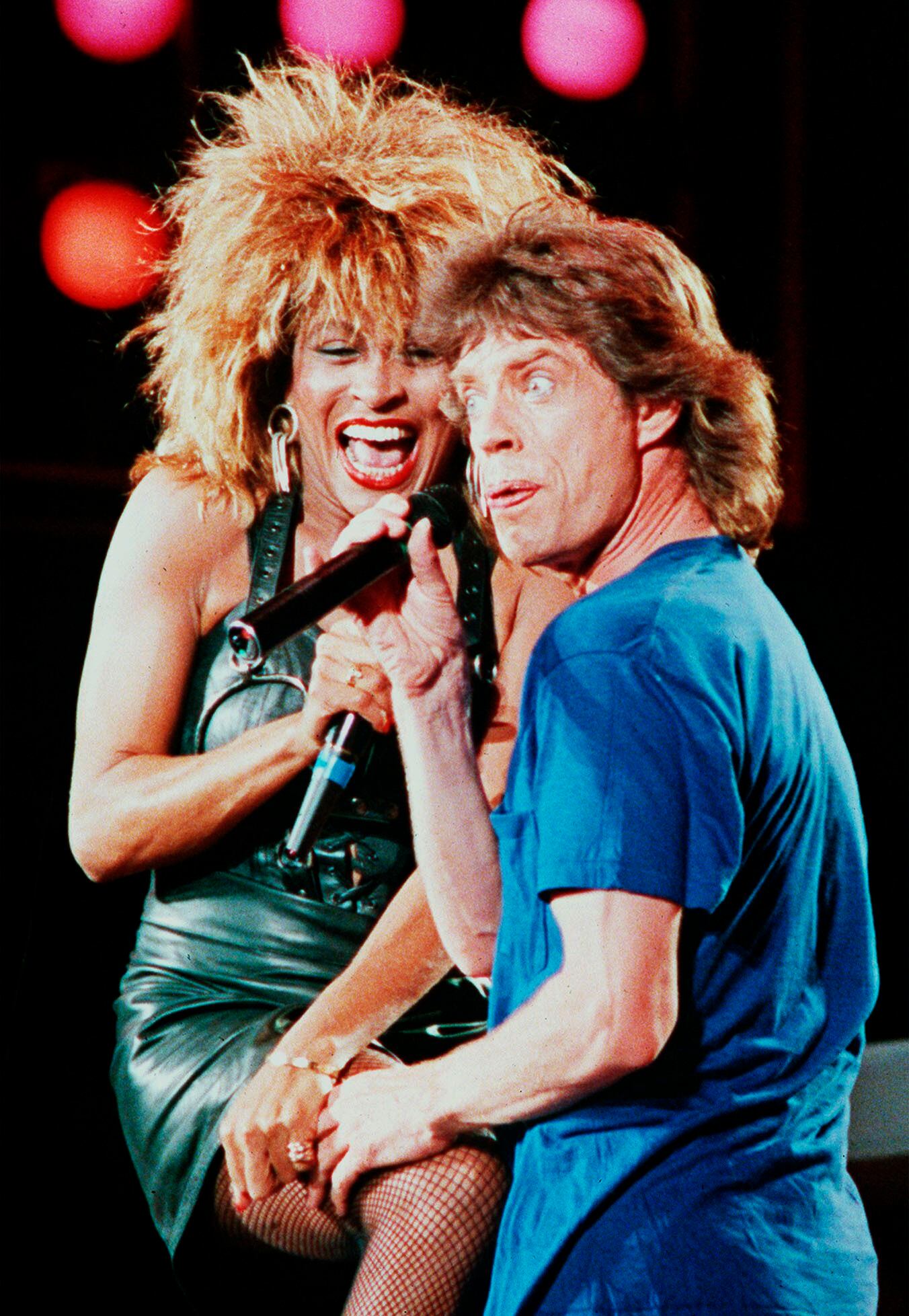 ARCHIVO - Tina Turner y Mick Jagger durante su presentación en el concierto Live Aid el sábado por la noche en Filadelfia el 13 de julio de 1995. Turner, la imparable cantante, murió el martes después de una larga enfermedad en su casa en Küsnacht, cerca de Zúrich, Suiza, dijo su mánager. Tenía 83 años. (Foto AP/Amy Sancetta, archivo)