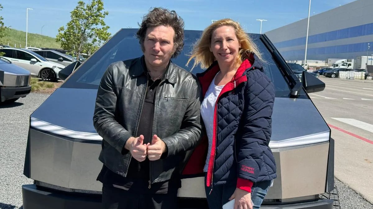 Video: Milei manejó un Tesla junto a su hermana Karina