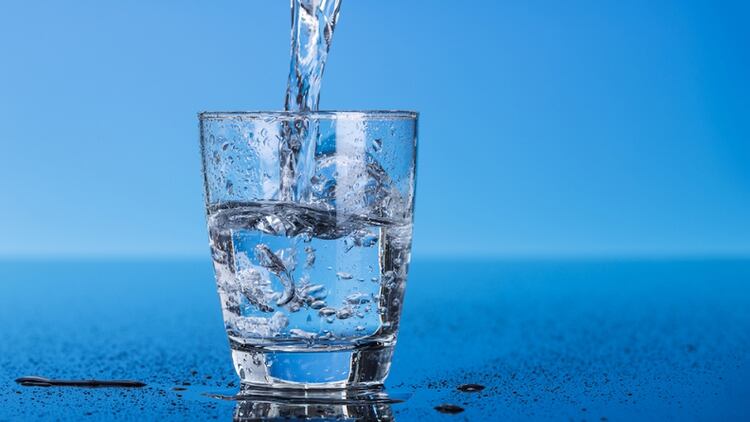 En estos tiempos es importante beber al menos 2 litros de agua por día (Shutterstock)