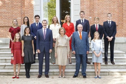Juan Carlos rodeado de sus hijos, su nuera y sus ocho nietos (Casa de S M el Rey/ Shutterstock) 