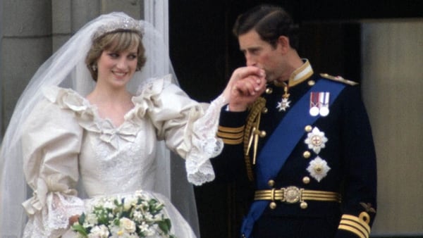 Carlos y Lady Di saludando en el balcÃ³n del Palacio Buckingham