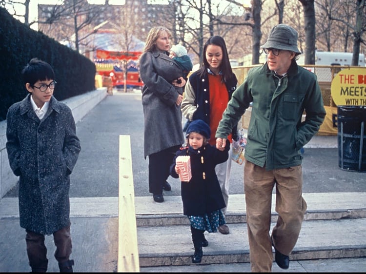 Woody Allen y Mia Farrow con sus hijos en Nueva York en una foto de 1989. De izquierda a derecha: Moses, Mia Farrow con Ronan, Allen de la mano con Dylan y Soon-Yi Previn, otra hija adoptiva de Farrow quien se casaría con Allen 