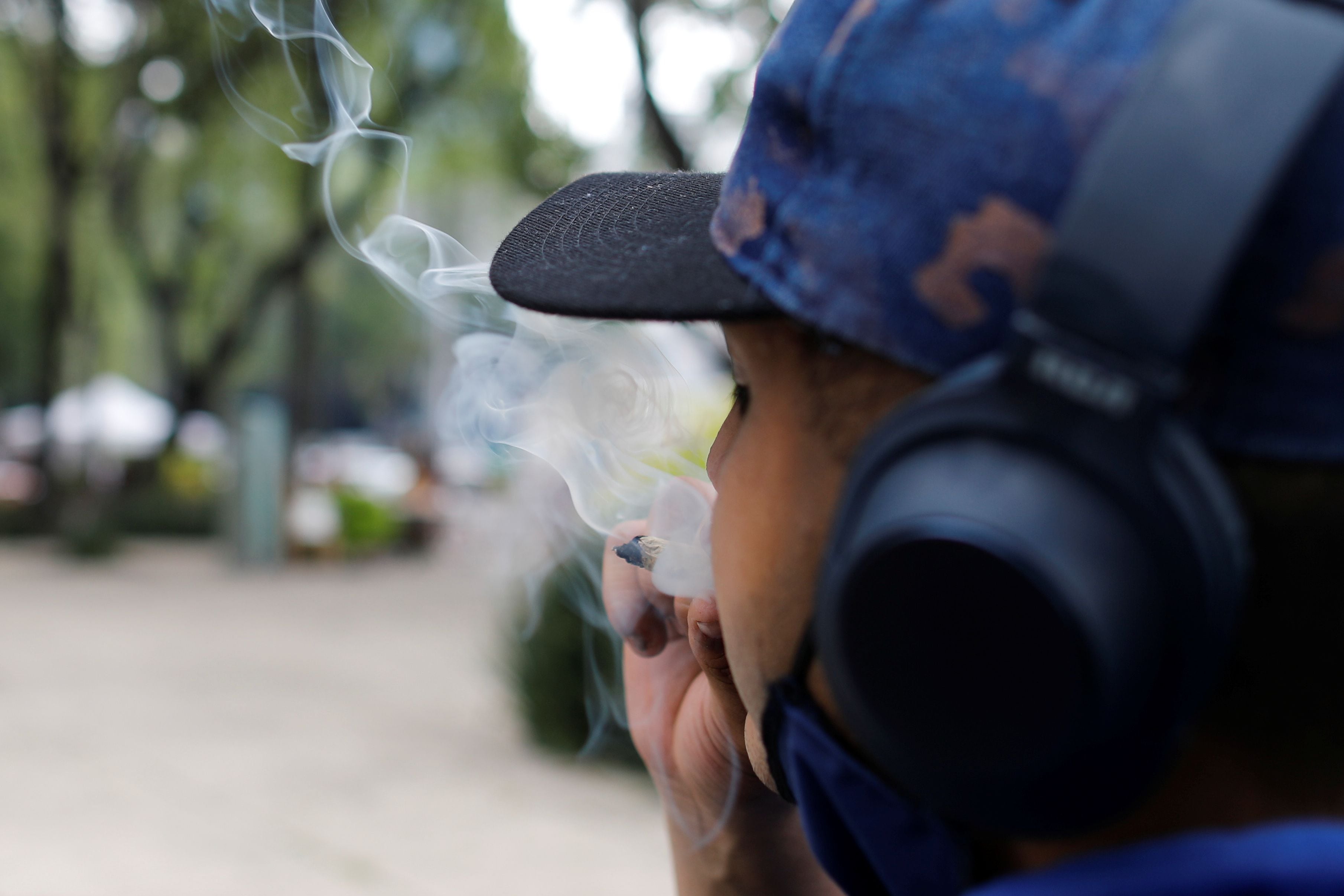 Las personas menores de 18 años no tendrán acceso al cannabis adulto (Foto: Carlos Jasso/Reuters)