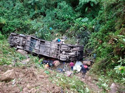 Los labores de rescate del ómnibus accidentado hoy en Cochabamba  (EFE)
