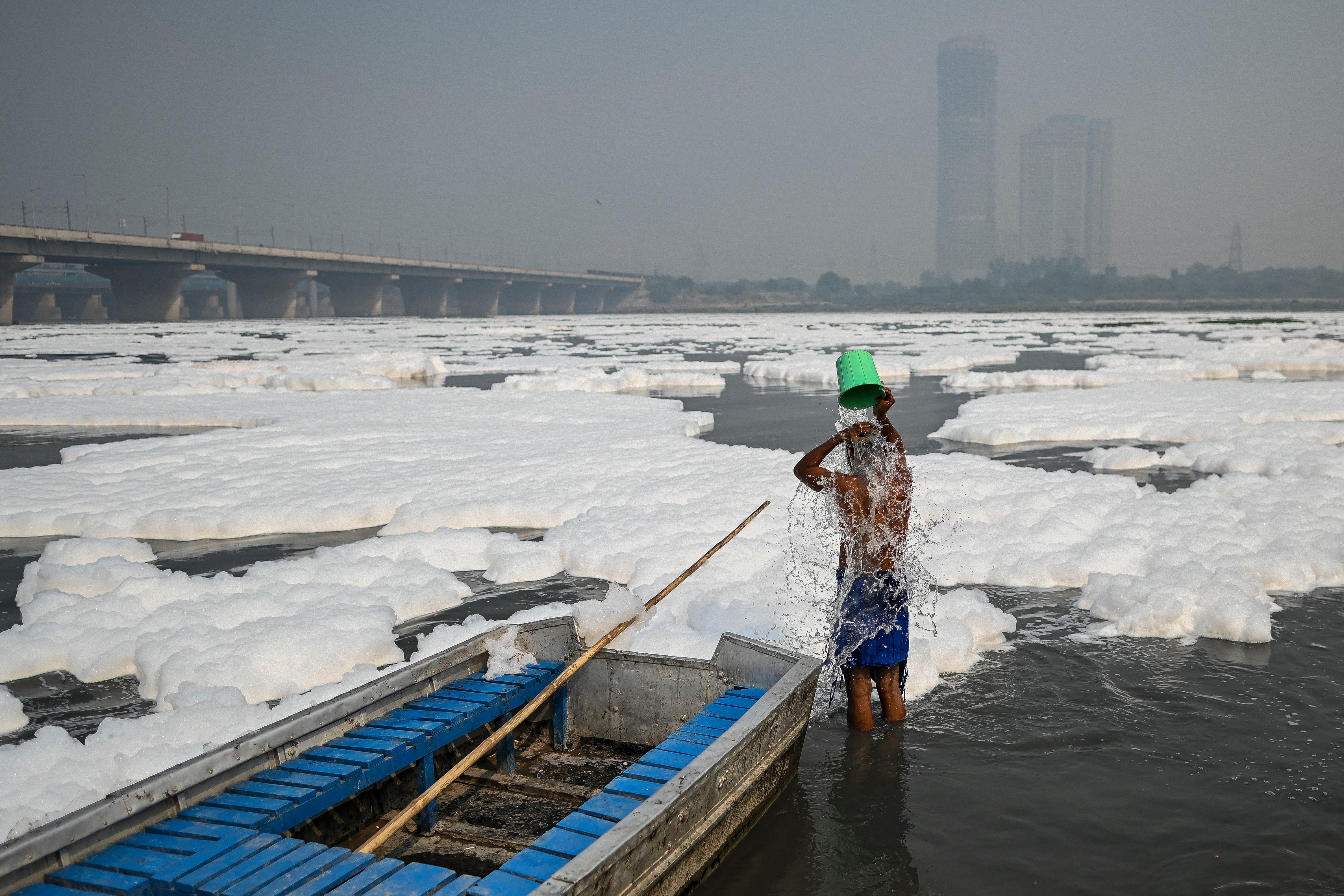 El gobierno ha desplegado 15 barcos para eliminar la espuma, pero los expertos temen que ya haya causado daños importantes. (Sajjad HUSSAIN / AFP)