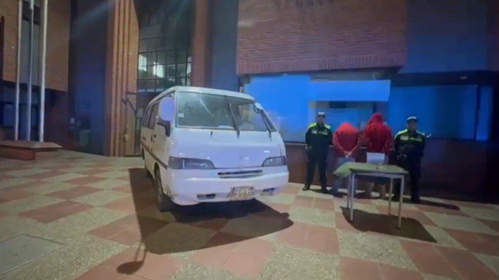 El vehículo que recuperaron las autoridades tras capturar a dos miembros de una agrupación de mariachis - crédito Mebog