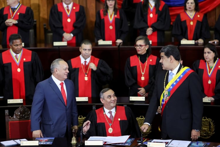 Nicolás Maduro, el presidente del Tribunal Supremo de Venezuela, Maikel Moreno, y el presidente de la Asamblea Nacional Constituyente de Venezuela, Diosdado Cabello, en la ceremonia de apertura del nuevo mandato judicial en Caracas, Venezuela, el 31 de enero de 2020. (REUTERS)