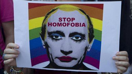 Un cartel contra las medidas tomadas por Vladimir Putin durante una protesta en Moscú.