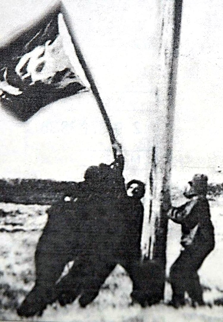 Los argentinos izaron la bandera en las islasÂ (CrÃ©dito: HÃ©ctor Ricardo GarcÃ­a/Diario CrÃ³nica)