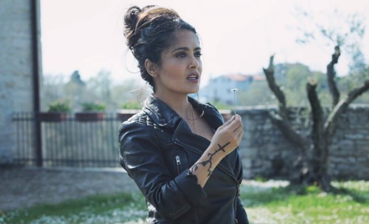 Su personaje de “Sonia” también tiene el tatuaje de un rosario en la mano (Instagram: salmahayek)