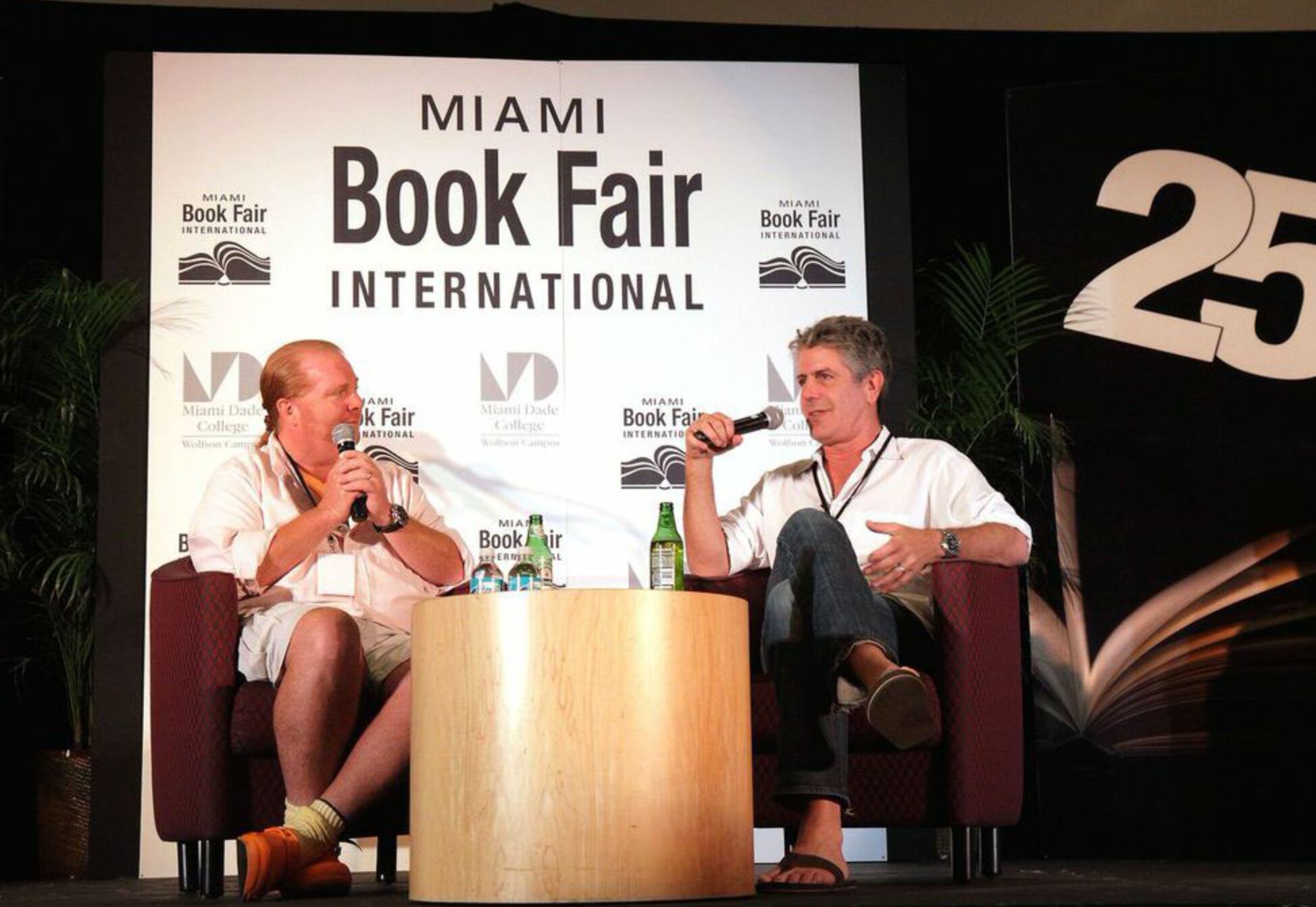 Foto documental sobre la historia de la Feria del Libro de Miami: Anthony Bourdain en el escenario