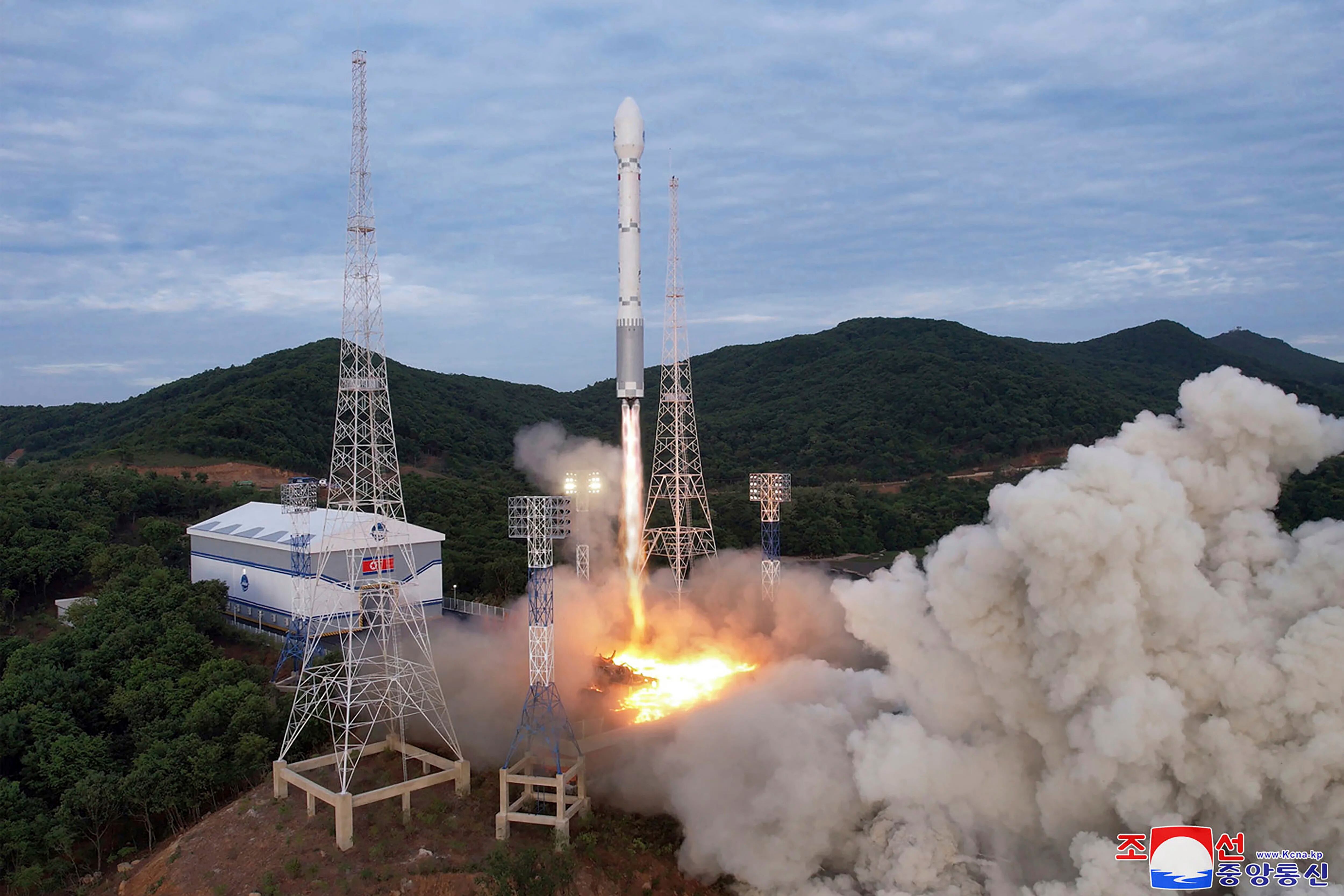 El lanzamiento del cohete Chollima-1 fue tildado como uno de los fracasos más duros por el propio gobierno de Pyongyang (Korean Central News Agency/Korea News Service via AP, Archivo)