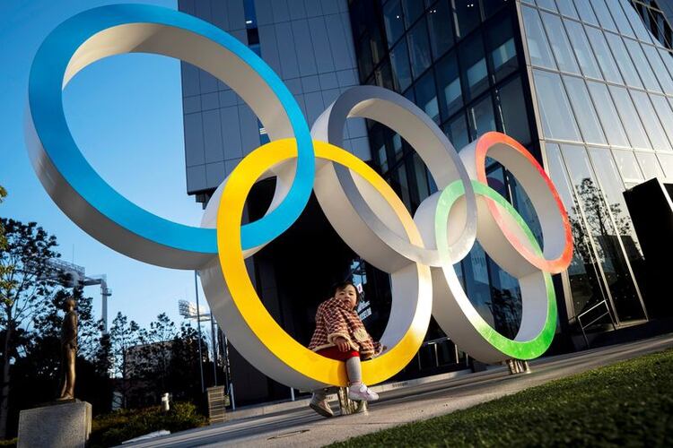Imagen de archivo de un niño posando para fotografías en los anillos olímpicos frnete al Museo Olímpico de Japón en Tokio, Japón. 17 de febrero, 2020. REUTERS/Athit Perawongmetha