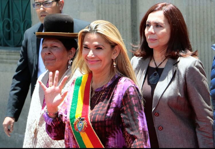 La presidenta interina Jeanine Áñez, junto a la ministra de Cultura Martha Yujra (izquierda) y la canciller Karen Longaric; el gobierno rompió relaciones con la dictadura venezolana (REUTERS/Manuel Claure)