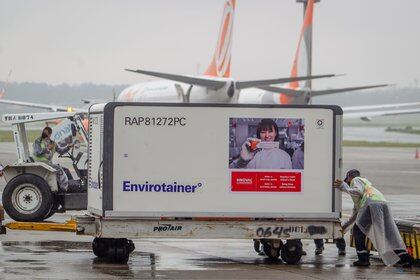 Un container refrigerado con vacunas de Sinovac llega al aeropuerto 
 de San Pablo, Brasil. Lancet Infectious Diseases magazine.