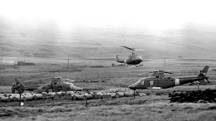 Dos helicópteros Augusta y un UH1H depositan a los hombres del Batallón de Comando 601, a la vera del Estrecho San Carlos. Foto: Gentileza Telam.