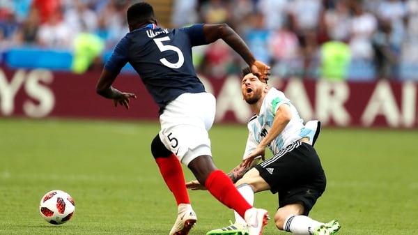 Messi es derribado por Umtiti, su compañero en Barcelona (AP Photo/Frank Augstein)