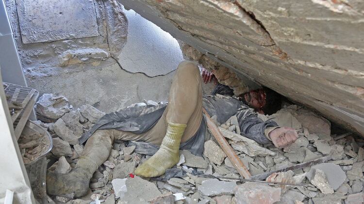Un hombre bajo los escombros (Anas AL-DYAB / AFP)