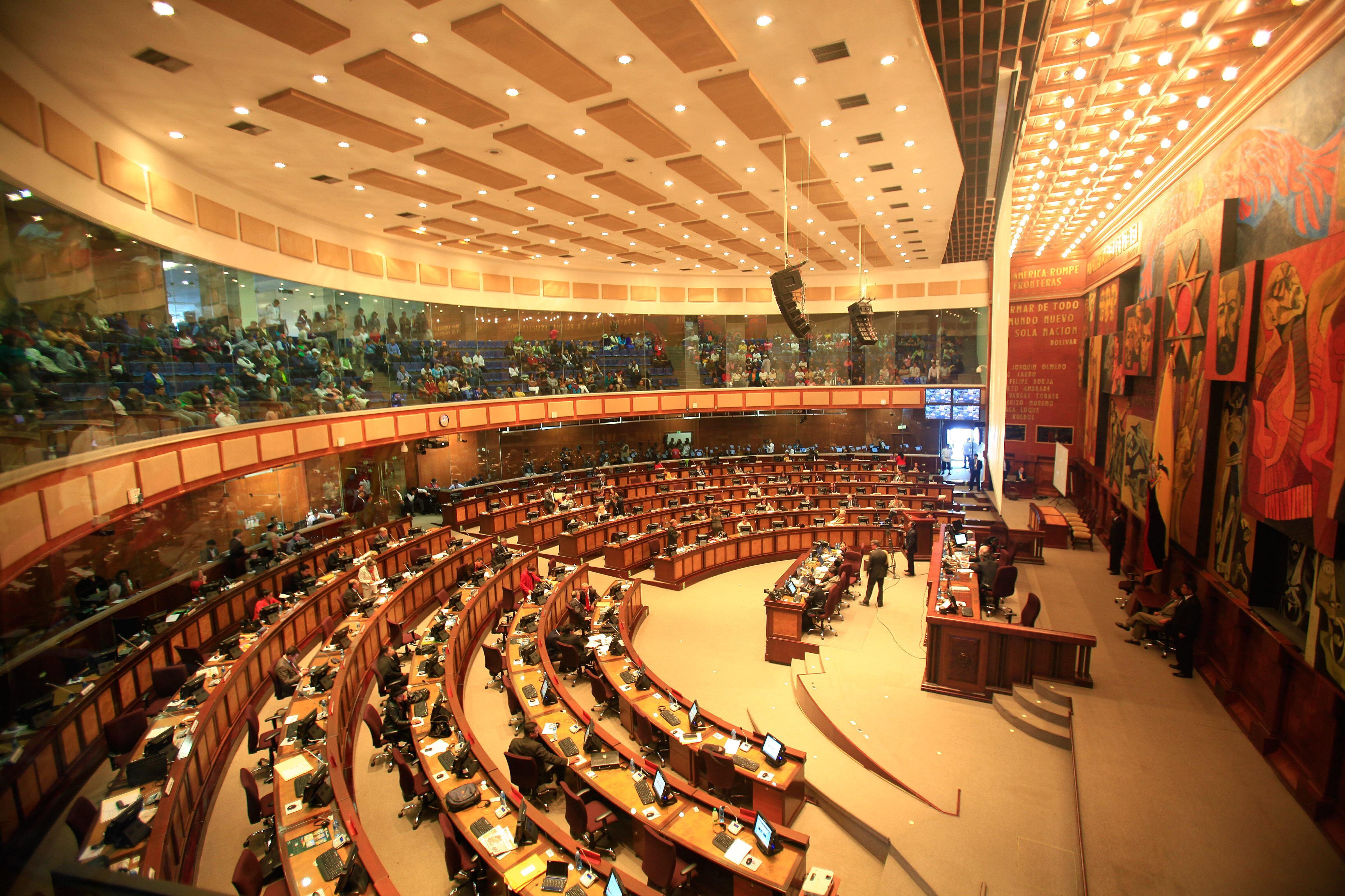 El Ejecutivo busca reducir el número de legisladores. (EFE/José Jácome)