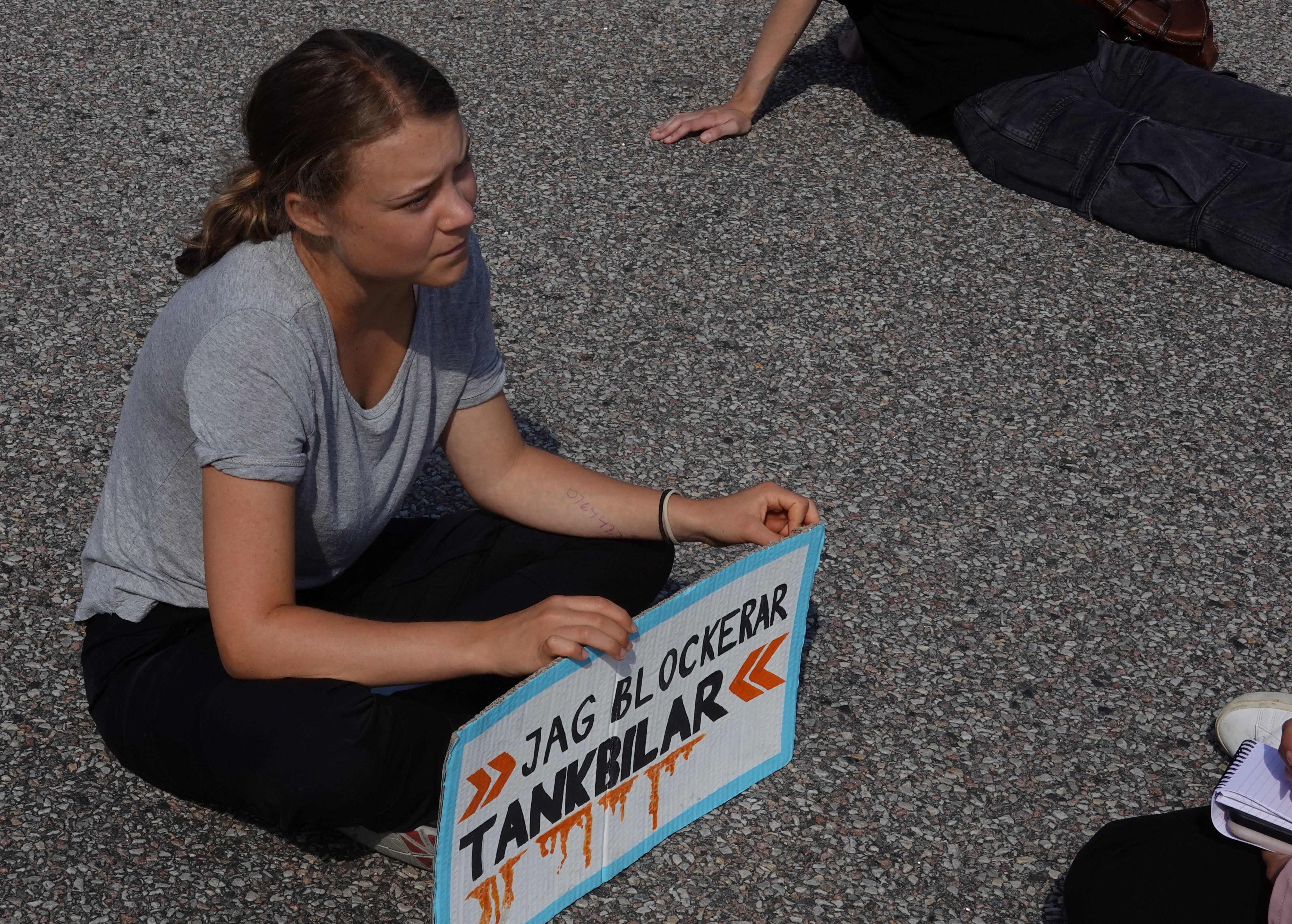 La activista climática Greta Thunberg y otros activistas bloquean la entrada a Oljehamnen, en Malmo, Suecia, el 24 de julio de 2023.REUTERS/Tom Little