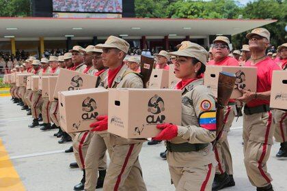 FOTO DE ARCHIVO-Los miembros de la milicia desfilan cargando cajas del programa de alimentos CLAP (Comités locales de suministro y producción) en el 208 aniversario de la declaración de Independencia de Venezuela en Caracas, Venezuela, 5 de julio de 2019. Palacio de Miraflores.