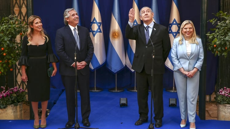 Una fuerte lluvia obligó, durante el comienzo de la presentación conjunta ante la prensa, a que los dos mandatarios hicieran una breve pausa para que el ruido no interfiriera en el trabajo de los periodistas que trasmitían en vivo