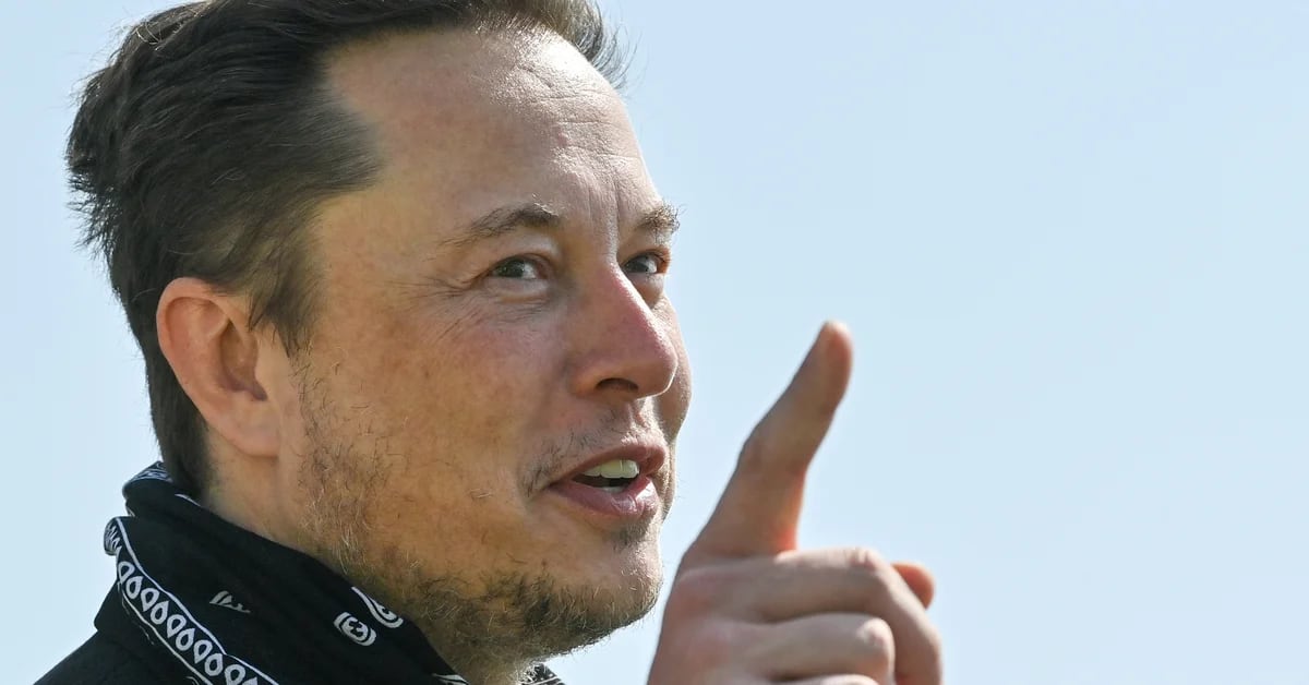 Elon Musk vendió más acciones de Tesla y dejó un mensaje en Twitter: “Estoy  pensando en dejar mi trabajo” - Infobae