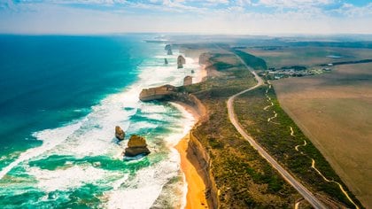 The Great Ocean Road begins a 90-minute drive from downtown Melbourne.  It stretches for about 400 kilometers from the town of Torque on the border with South Australia to Nelson