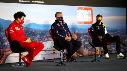 Binotto (Ferrari) en una conferencia durante Hungría con Szafnauer (Racing Point) y Budkowski (Renault) (Foto: Reuters)
