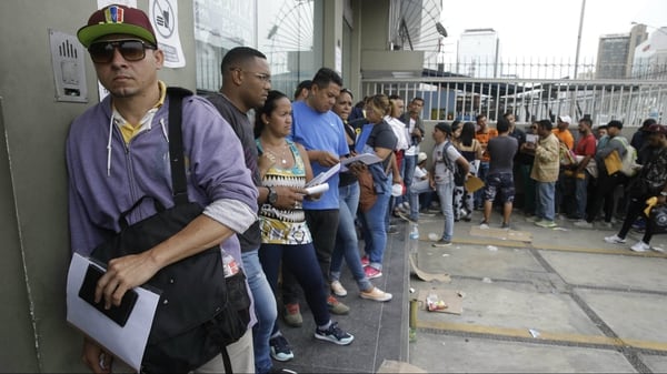 Venezolanos esperan en el Ministerio de Relaciones Exteriores en Lima, Perú (AP)