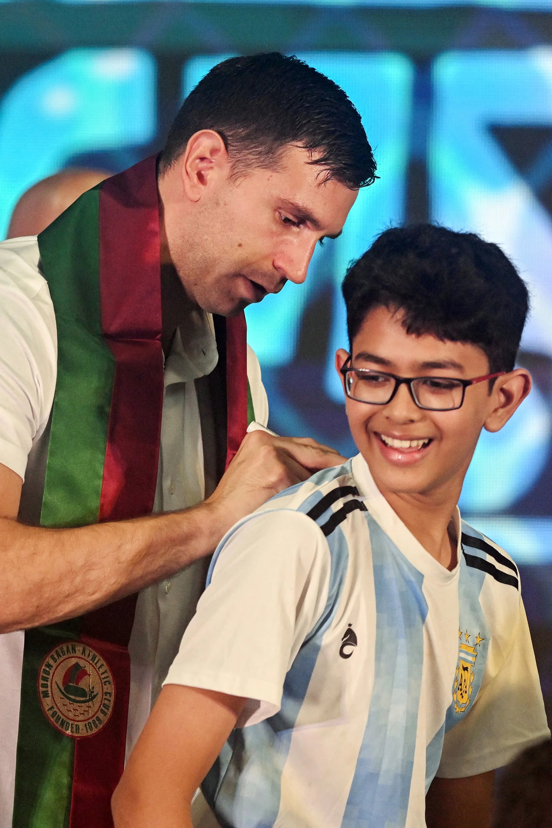 Un fanático de la selección argentina se llevó la firma del arquero (Foto: AFP)