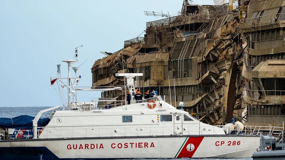 Unos años después del naufragio, el Costa Concordia, en una compleja operación, fue sacado del agua y llevado hasta Génova. El costo fue de varios cientos de millones de dólares. El buque fue desguazado