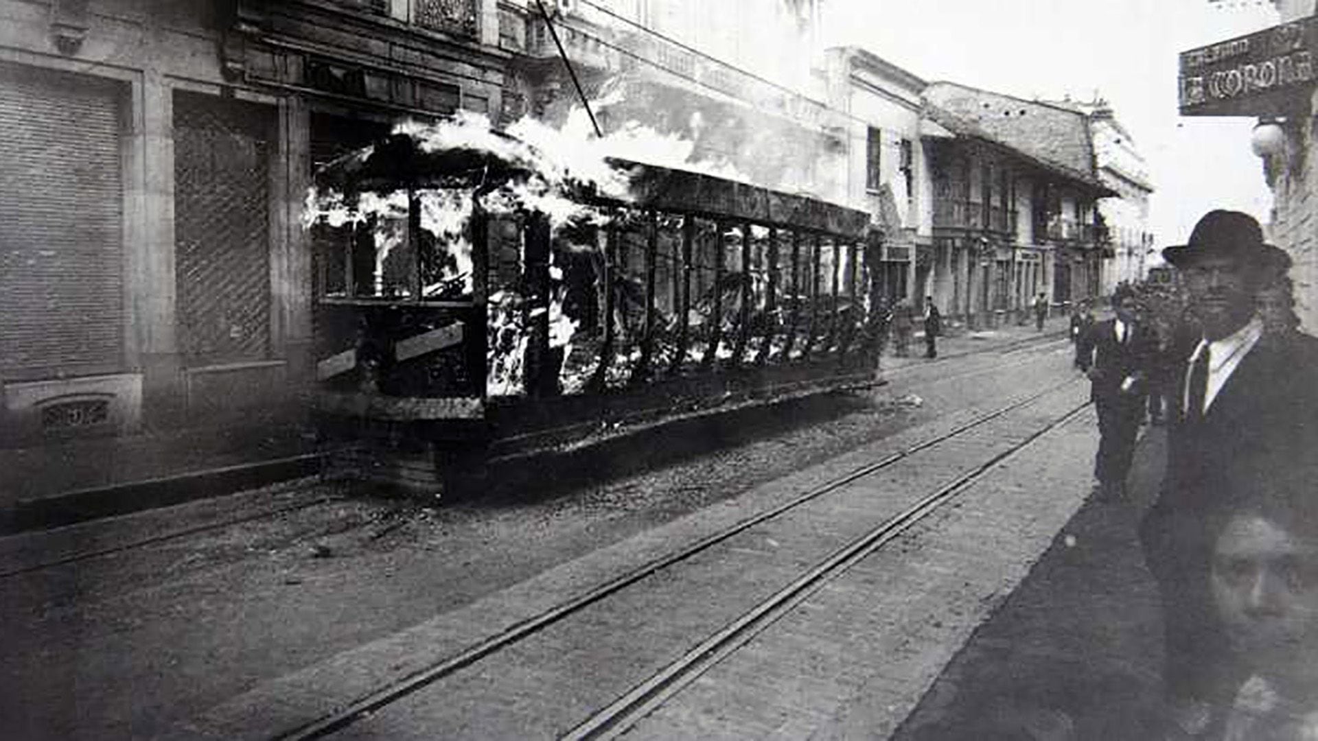 El histórico tranvía quedó en llamas 