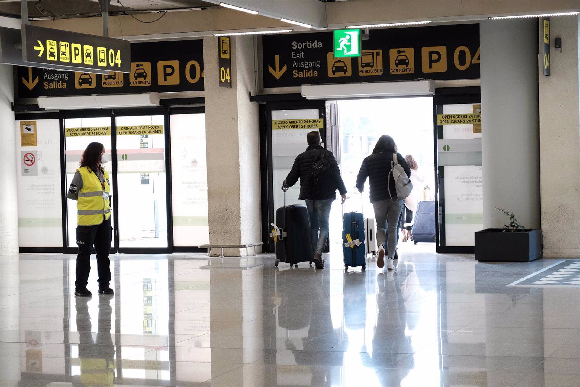 Varios viajeros salen del aeropuerto de Palma de Mallorca (Islas Baleares), a 20 de diciembre de 2020. (Isaac Buj/Europa Press)
