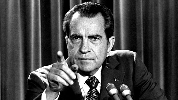 Richard Nixon resistió los embates del Watergate hasta que no pudo más y debió renunciar.