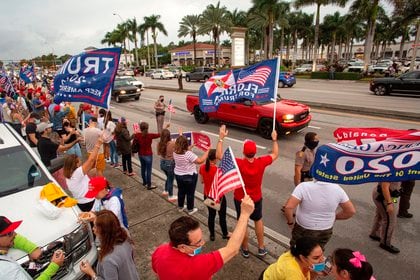 Seguidores hispanos de Trump se manifiestan en el Doral de Miami en protesta por el triunfo nacional de Biden. EFE/Cristóbal Herrera
