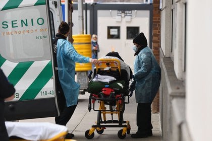 Transporte de un paciente en Nueva York (AFP)