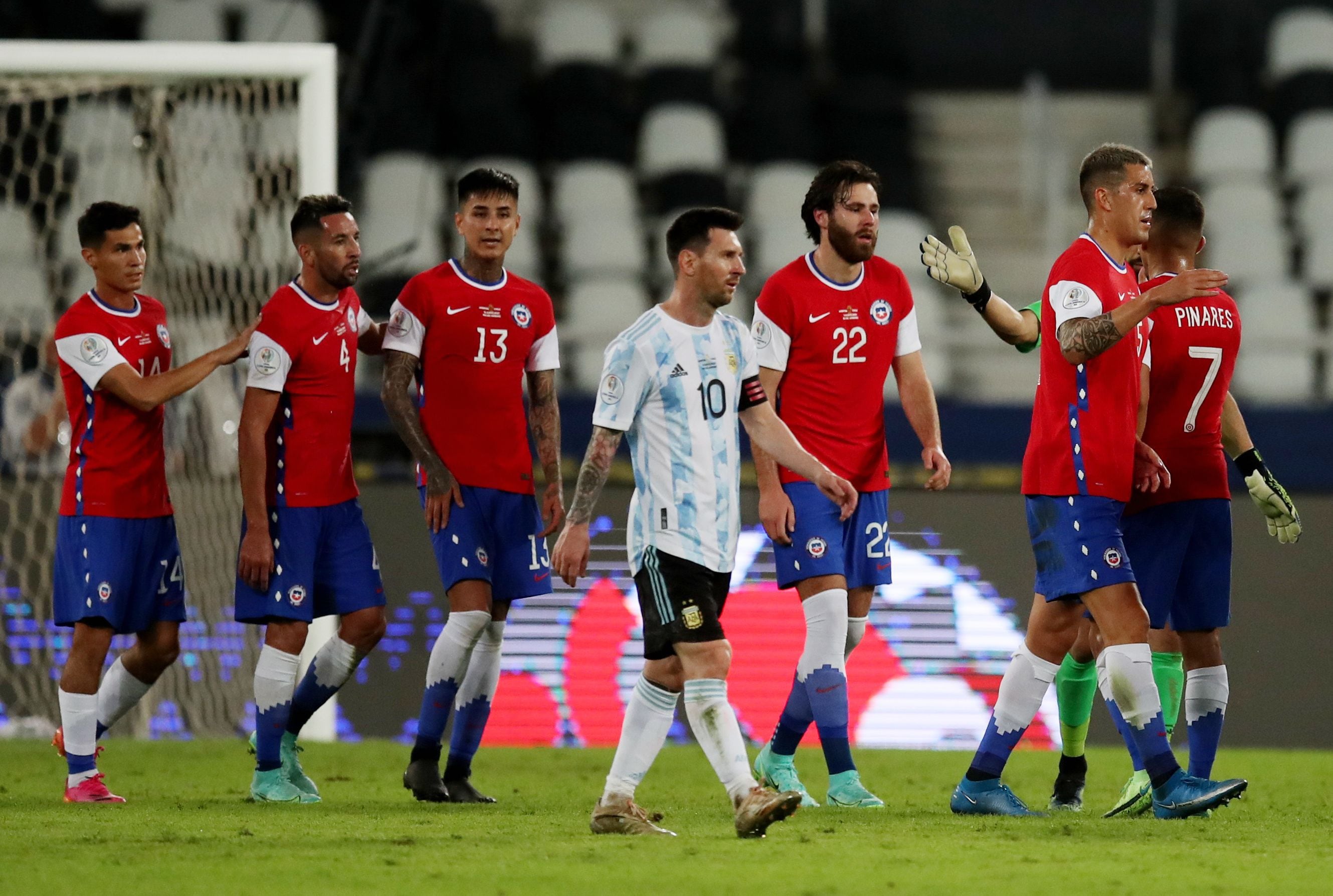 Messi, rodeado entre jugadores chilenos, tras la decepción del 1-1 (REUTERS/Ricardo Moraes)