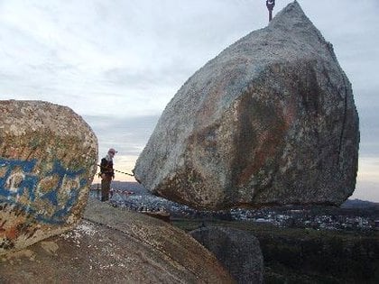 Réplica de la piedra movediza de Tandil, una ciudad que está en tensión con la gobernación bonaerense