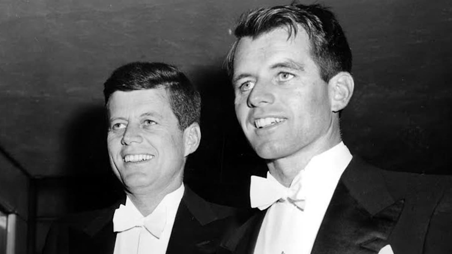JFK y Robert Kennedy durante una cena de gala. Los dos hermanos morirían asesinados