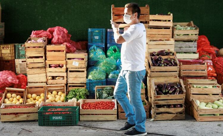 Dunga, excapitán de la selección de fútbol de Brasil, ayuda con la distribución de alimentos a personas de escasos recursos, Porto Alegre,Brasil, 7 abril 2020. REUTERS/Diego Vara