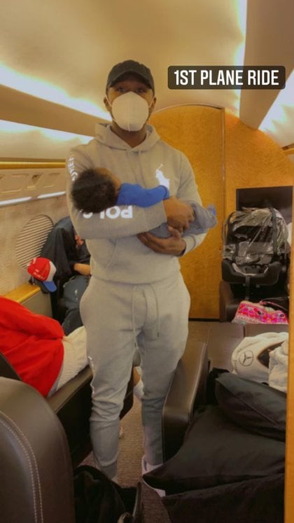Floyd también llevó a su nieto de un mes a su primer viaje en avión (Foto: moneyyaya)