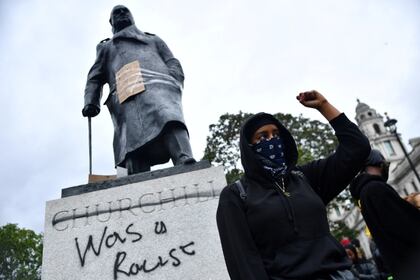 La estatua vandalizada de Churchill, cerca al parlamento británico en Londres (Reuters)
