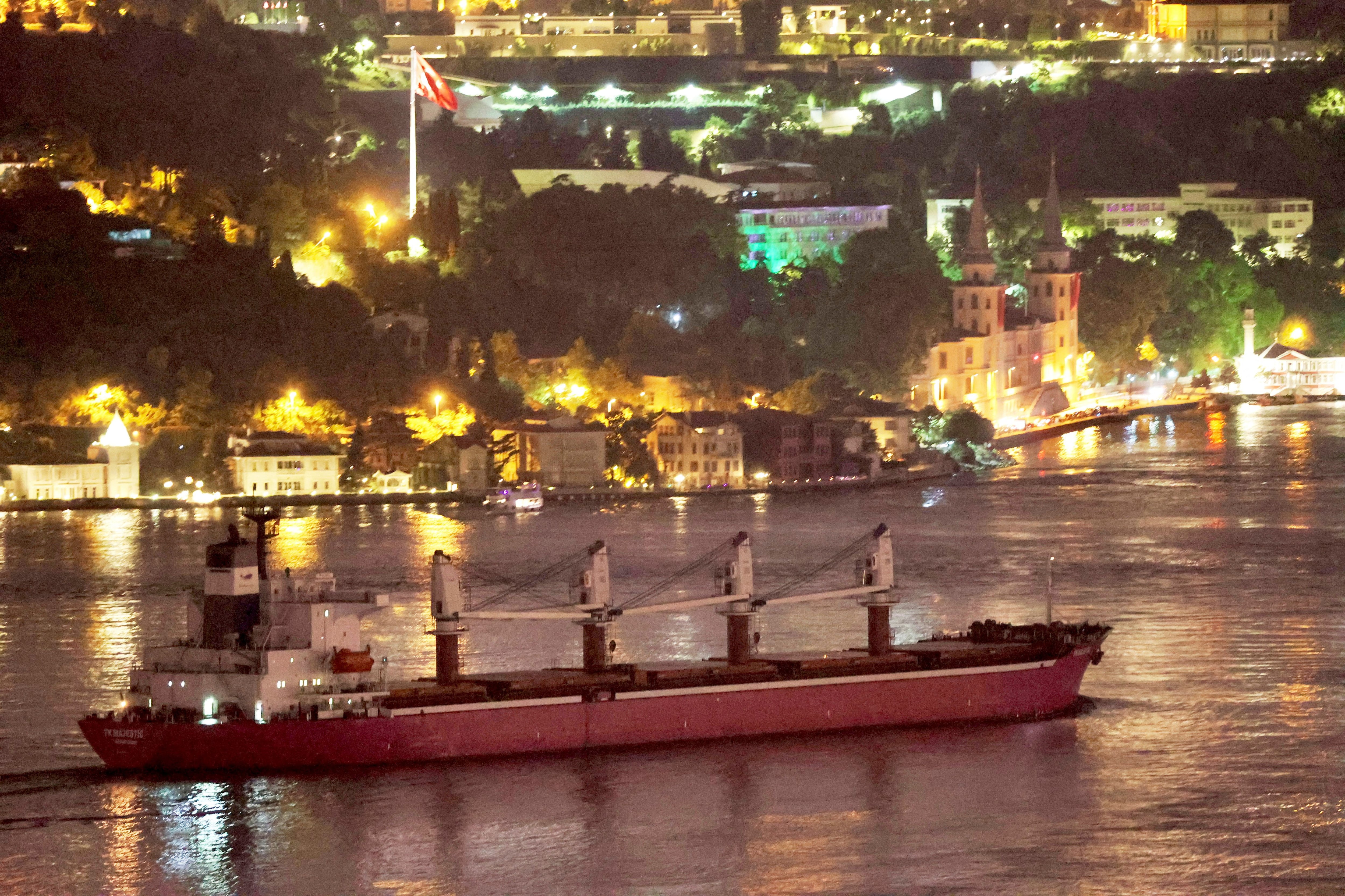 Un buque transporta granos en el marco del Acuerdo del Mar Negro, a la altura del estrecho de Bósforo, frente a Estambul. Moscú se retiró del acuerdo y el tránsito vuelve a ser riesgoso 
REUTERS/Yoruk Isik