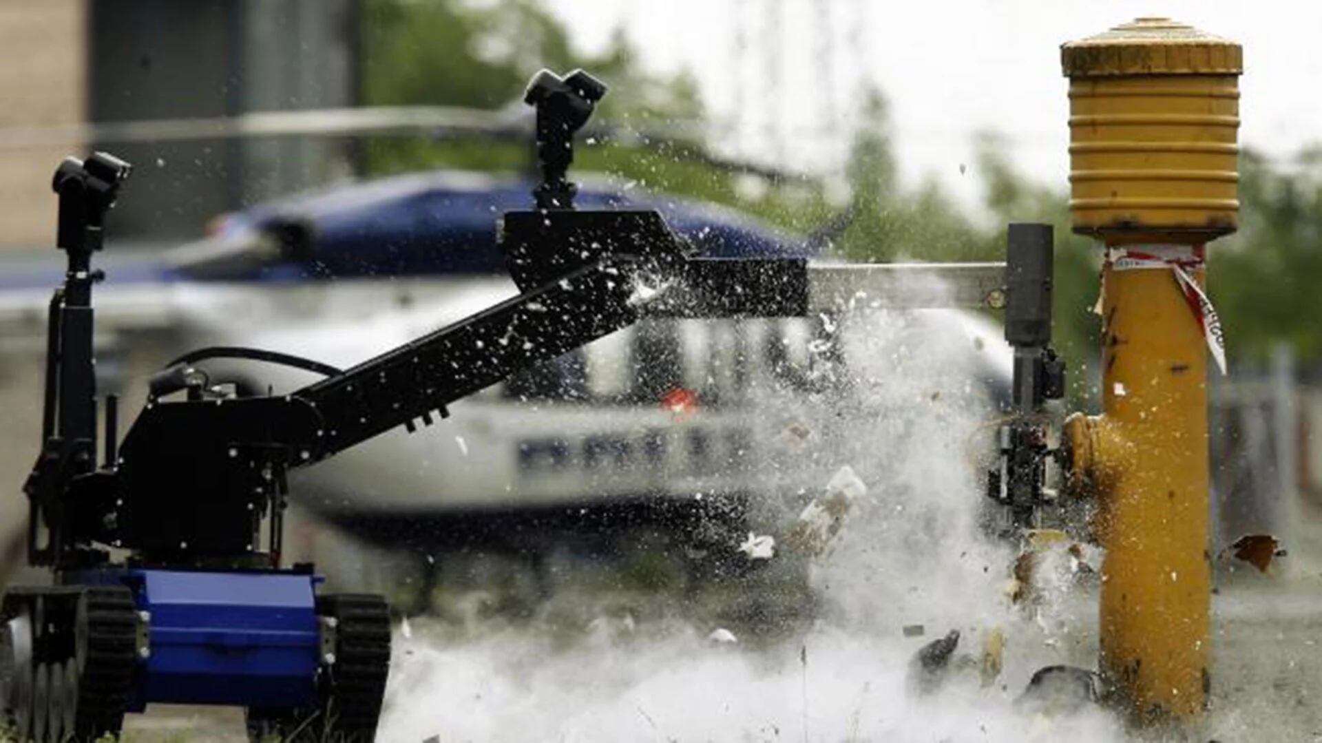 Un robot controlado remotamente detona un artefacto explosivo durante un ejercicio (AFP)